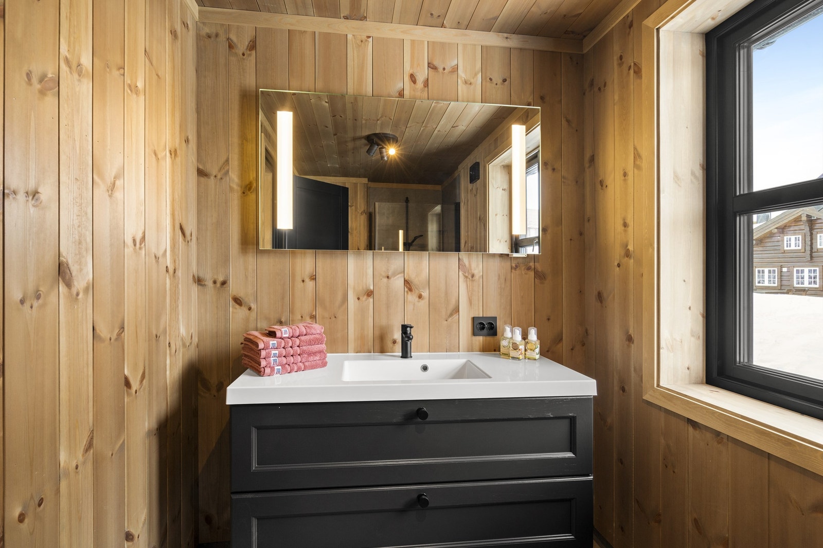 Badet i 2. etg i forbindelse med hovedsoverommet. 120 cm innredning, vegghengt wc og dusjkabinett. Galleribilde