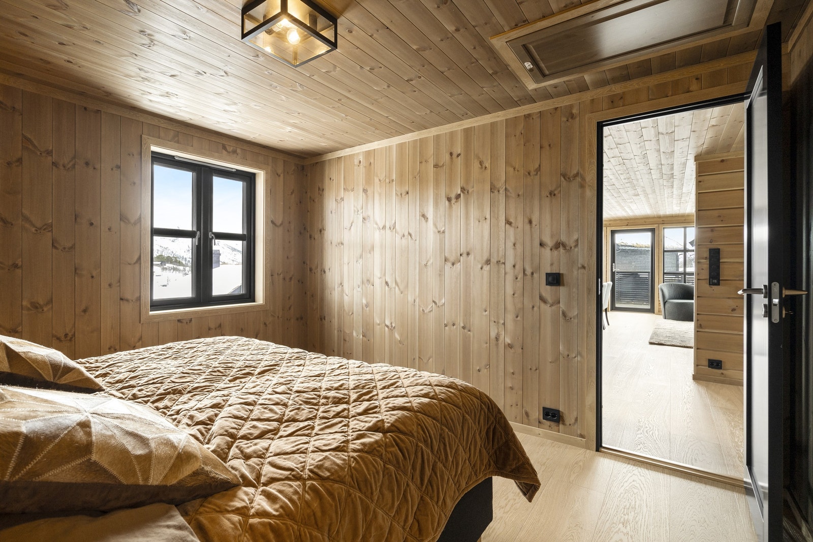 Fra soverommet mot stue og kjøkken. Galleribilde