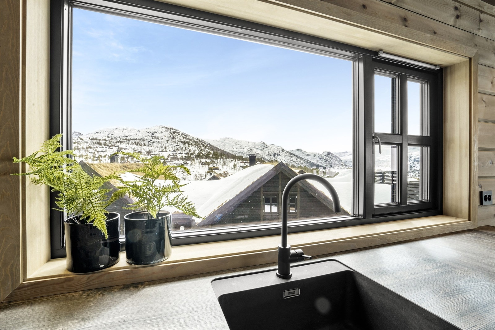 Utsikten mot Hartevassnutane og Hartevann fra kjøkkenet. Galleribilde