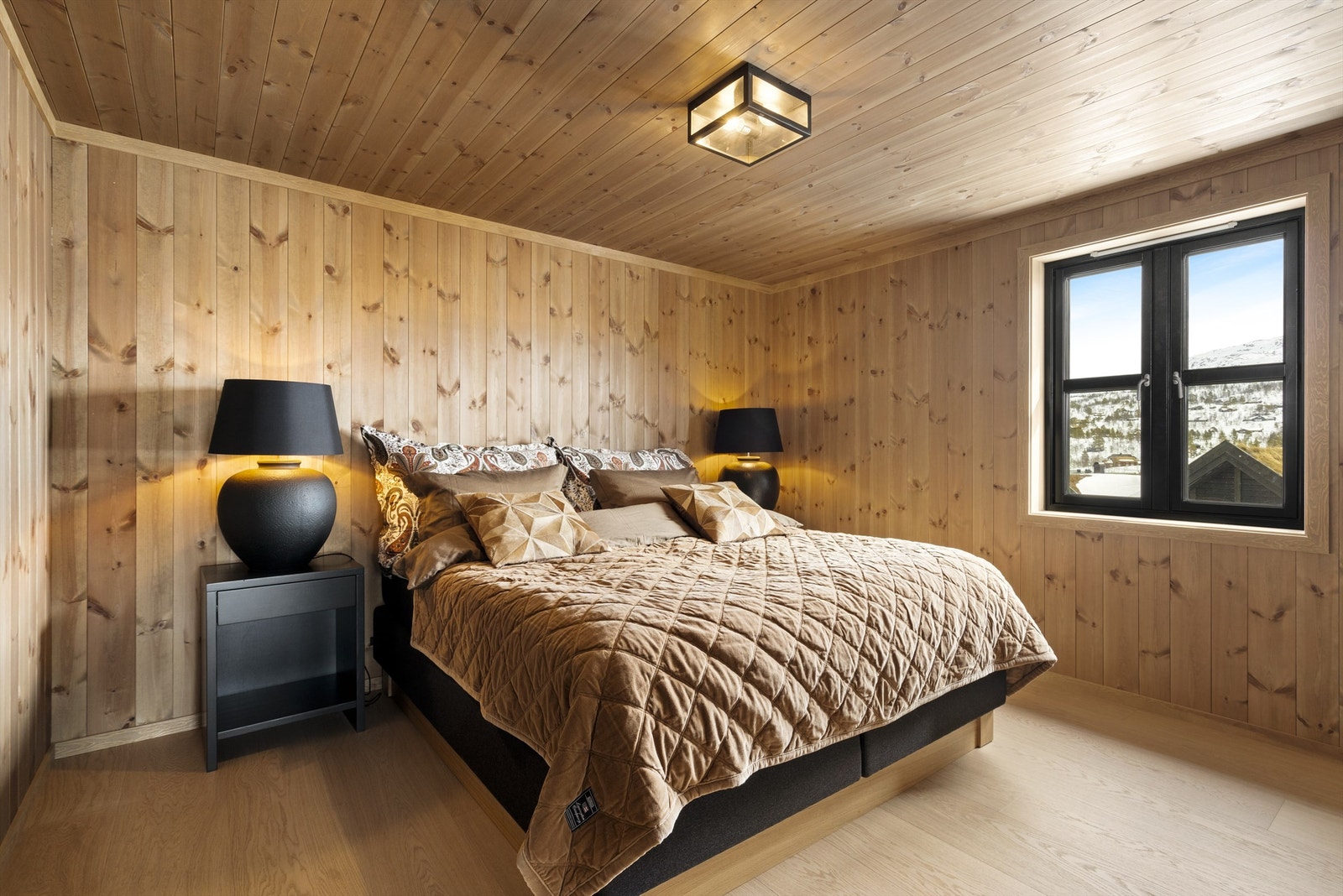 Soverommet i 2. etg. Eget bad,. Flott utsikt mot Hartevassnutane. Galleribilde