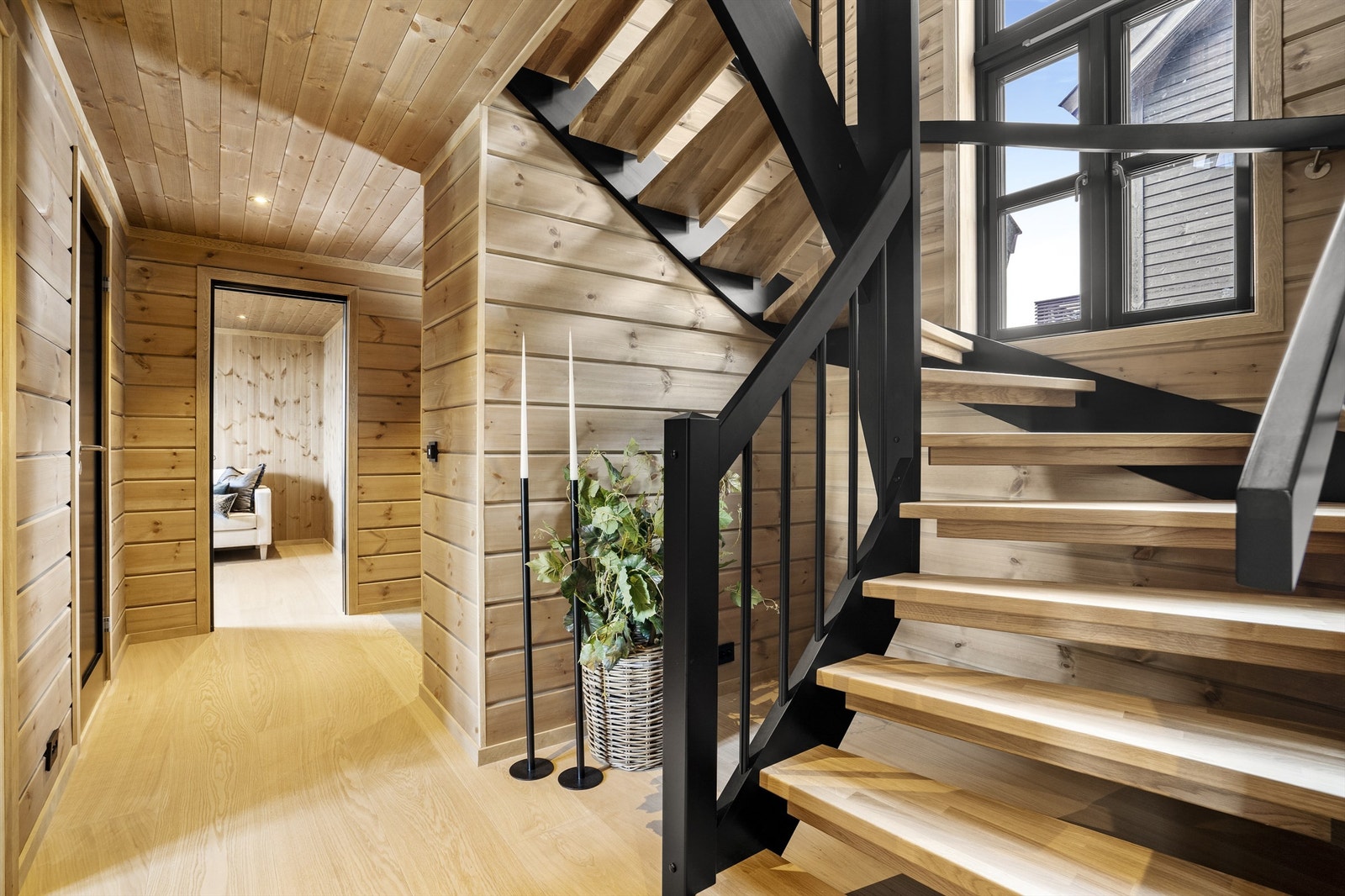 Trapp til 2. etg. Tv-stue rett frem. Galleribilde