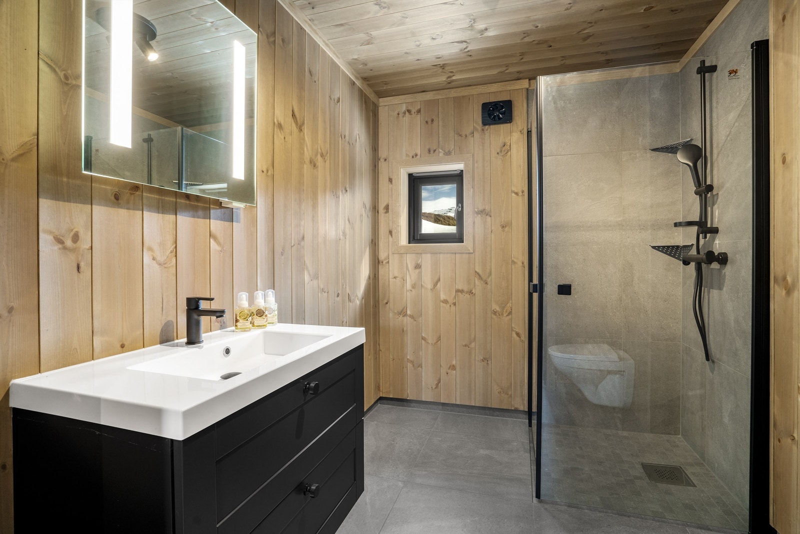 Baderom i 1. etasje. Galleribilde