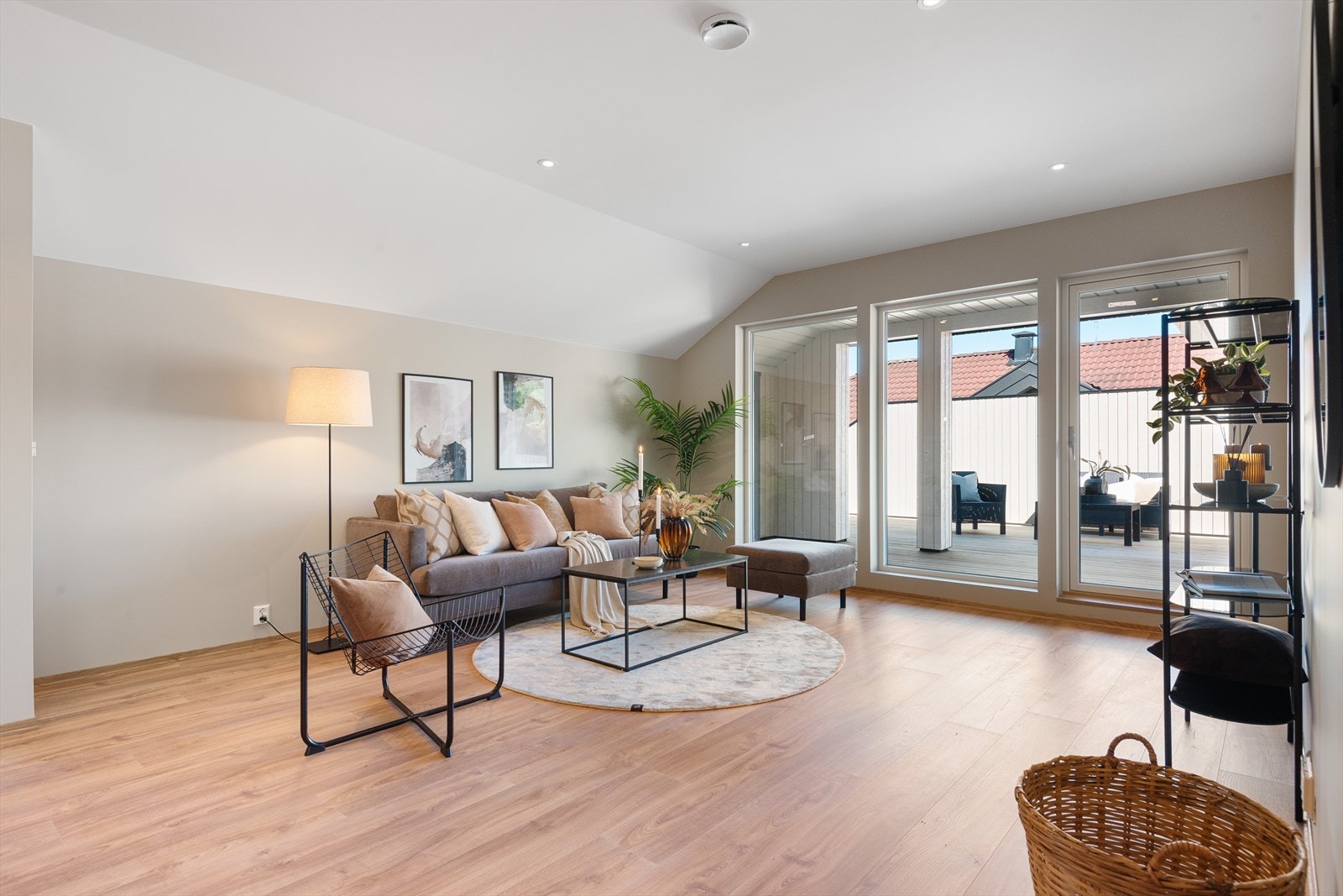 Fra stuen er det utgang til romslig takterrasse med gode solforhold og skjermet beliggenhet. Galleribilde