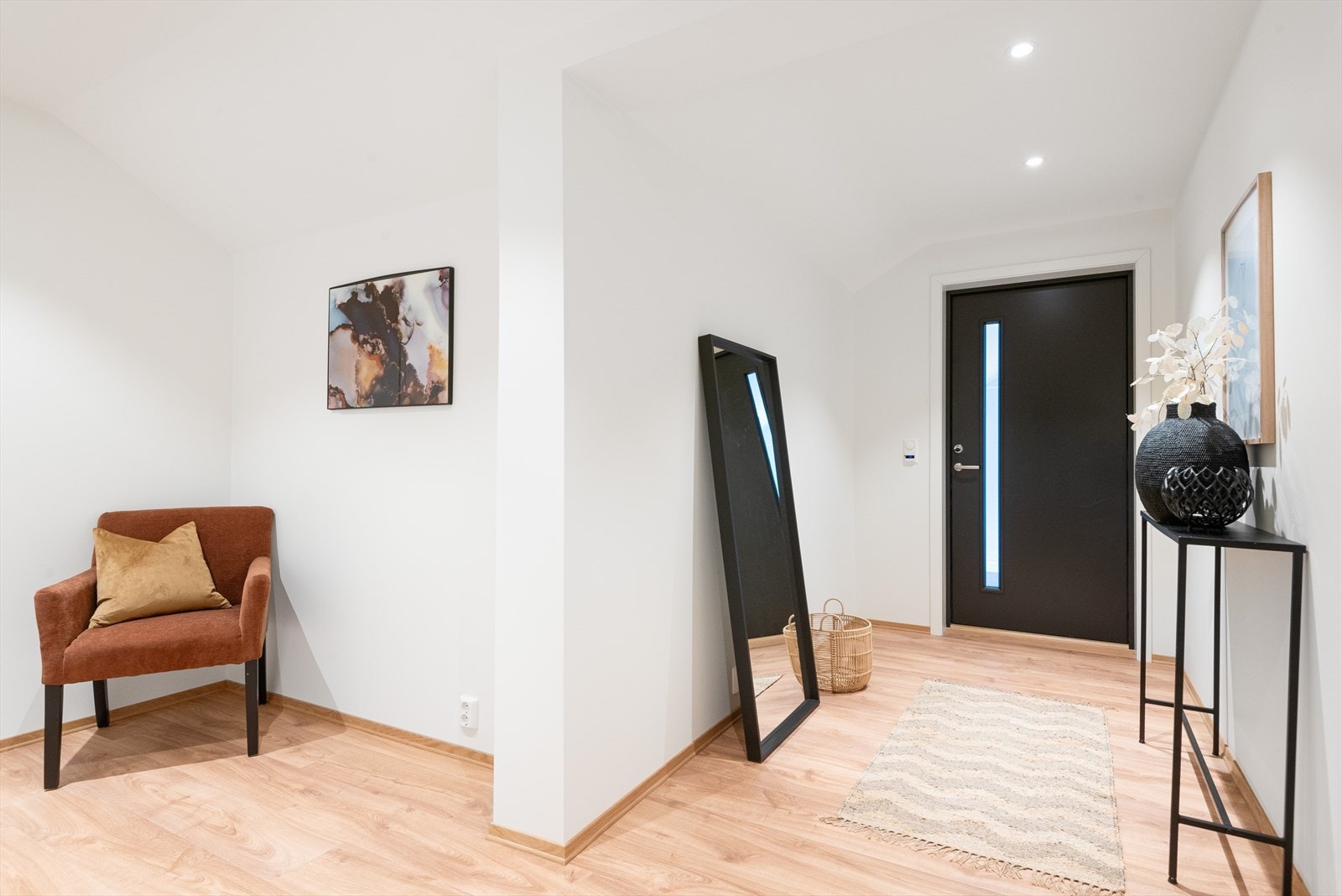 Her kommer du ut i rolige omgivelser og har kort vei til carporten. Galleribilde