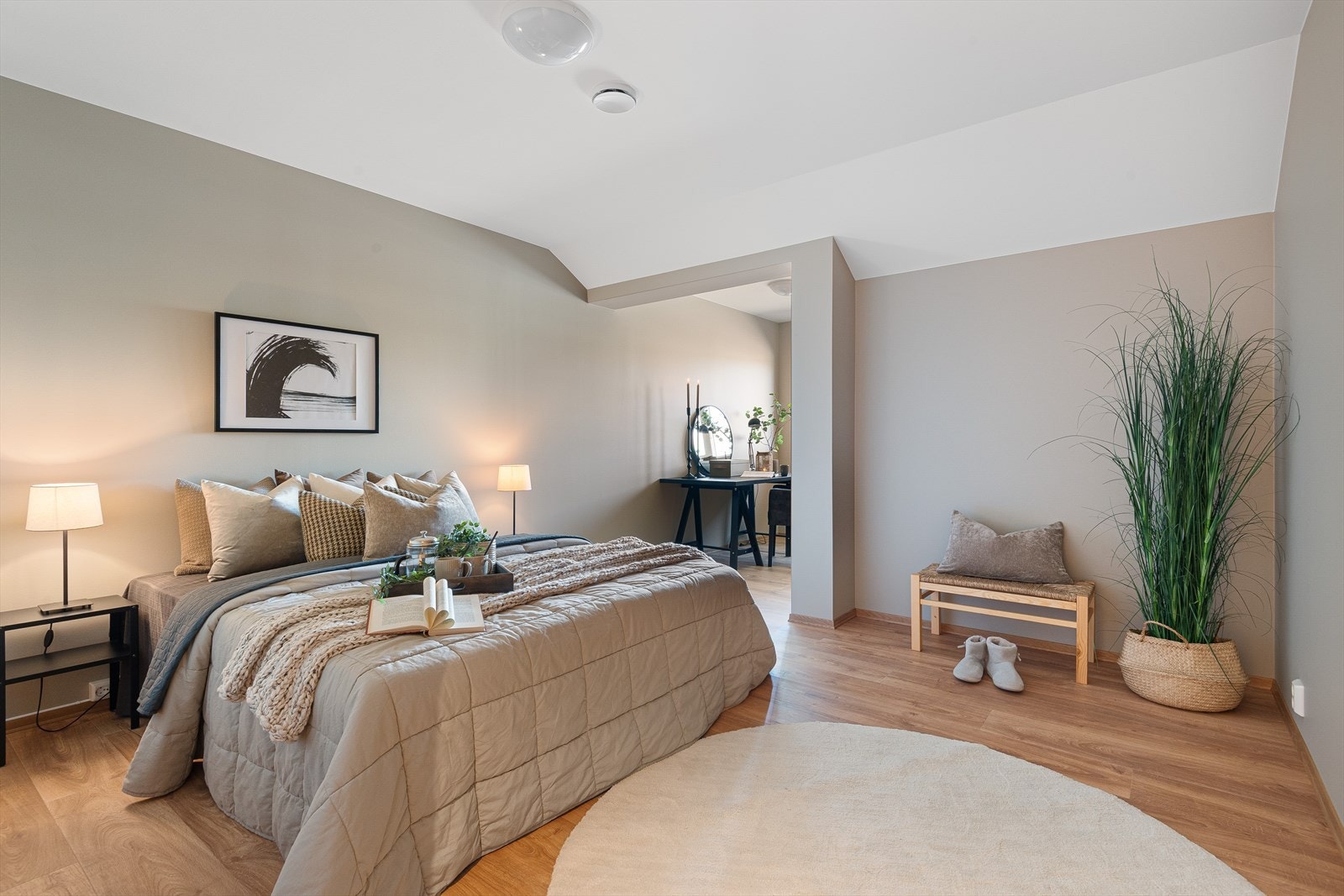 Romslig og innbydende soverom. Galleribilde