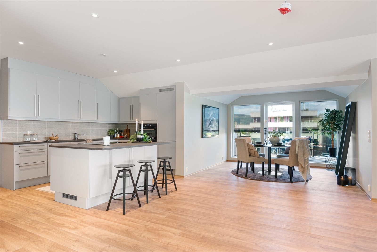 Kjøkkenet har åpen løsning og spisestuekroken er det perfekte sted for å nyte et godt måltid. Galleribilde