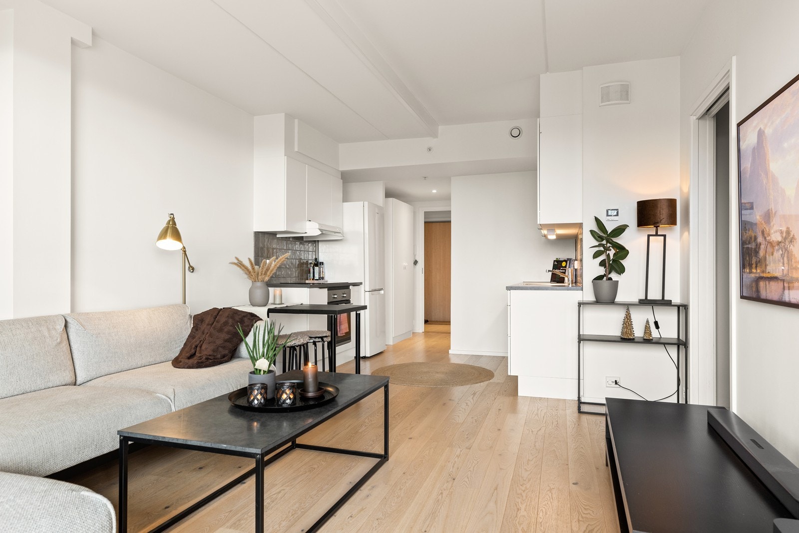 Leiligheten har en åpen og sosial stue- og kjøkkenløsning. Galleribilde