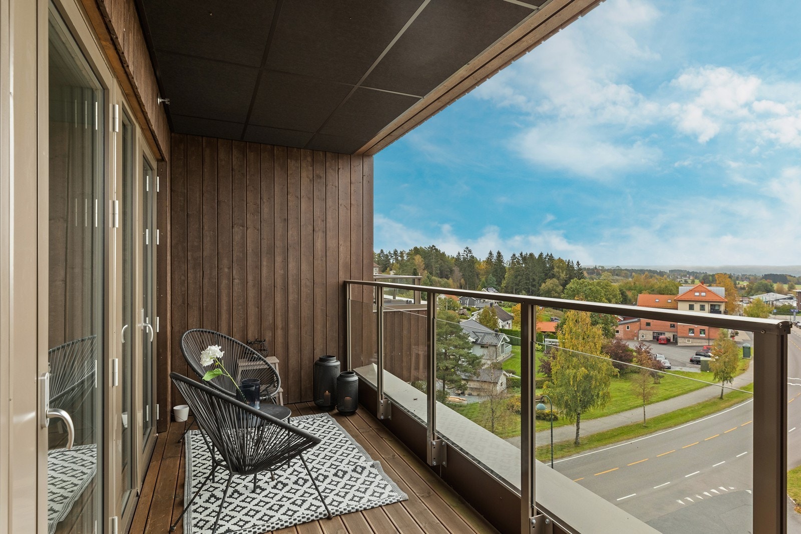 Lun og skjermet balkong med flott utsikt - et perfekt sted for morgenkaffen eller rolige kvelder. Galleribilde