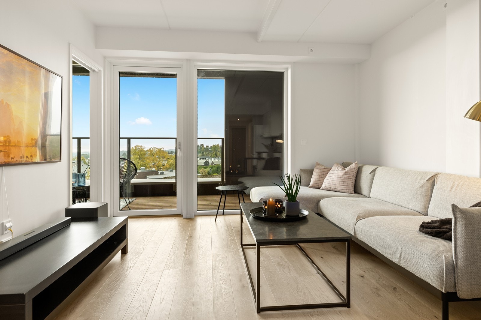 Fra stuen er det utgang til en overbygget og sydvestvendt balkong på 11 kvm. Galleribilde