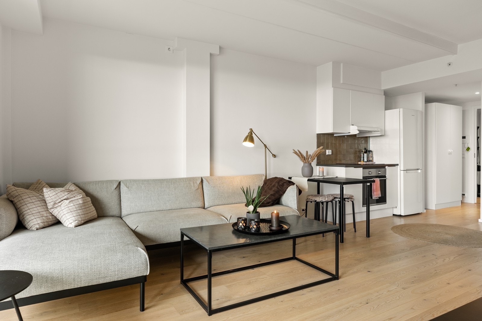 Den åpne løsningen har plass til både sofa- og spisegruppe. Galleribilde