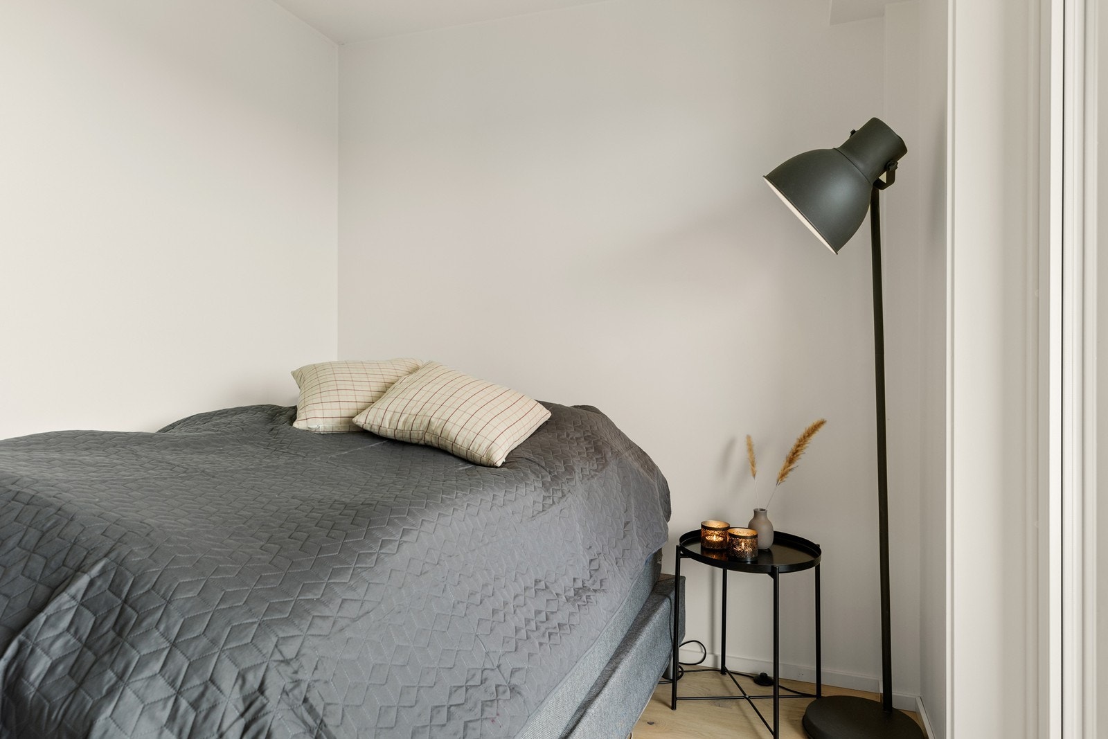 Leiligheten har ett soverom med plass til dobbeltseng. Galleribilde