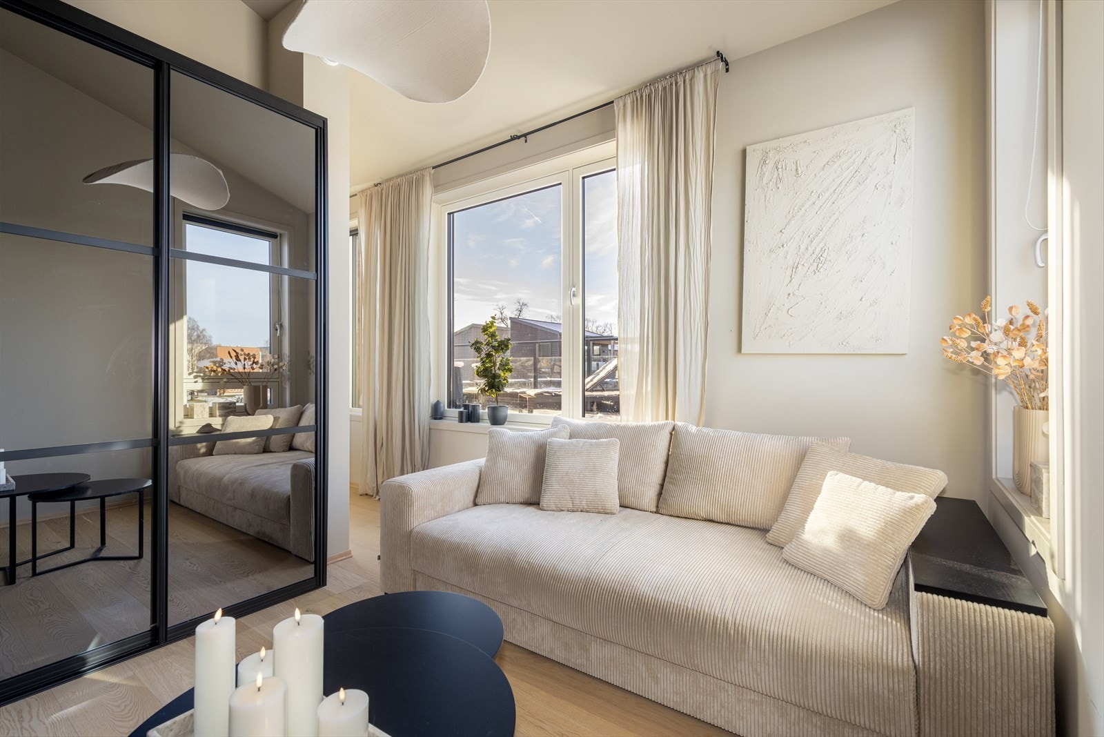 Meget godt med lysinnslipp, og utgang til den imponerende takterrassen. Galleribilde