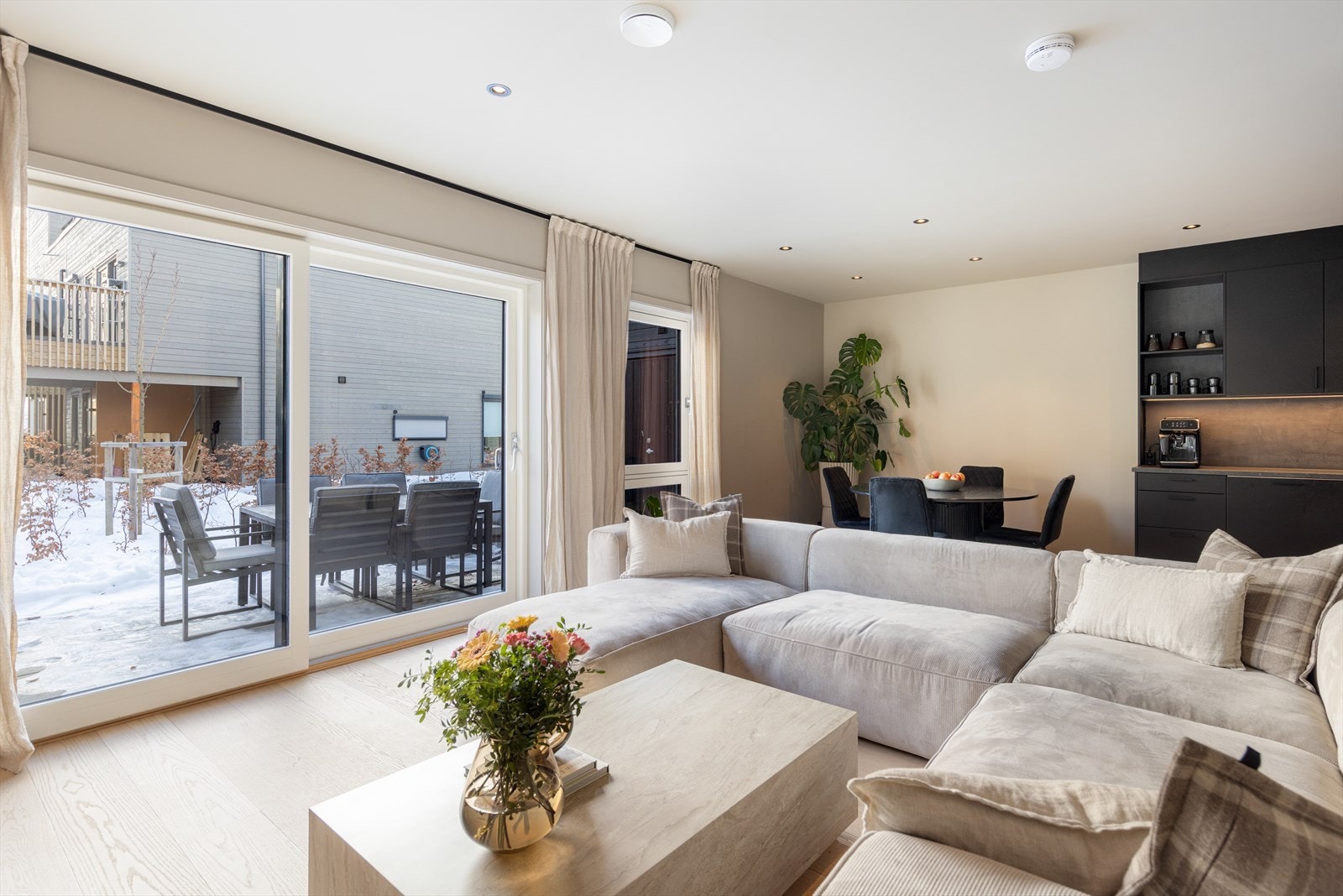 Med et skarpt øye for detaljer er det lagt vekt på design og funksjonalitet i hele hjemmet, fra smakfulle løsninger på kjøkken og bad til innredninger hvor estetikk og praktiske behov møtes. Galleribilde