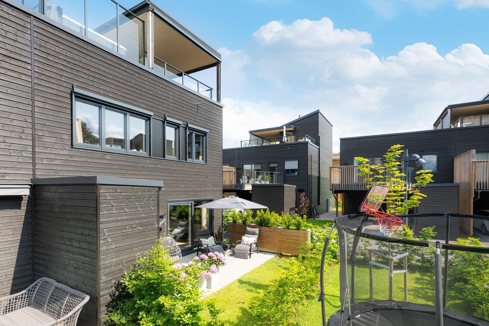 Denne boligen byr på deilige, solrike uteområder i alle etasjer, hvor et av boligens mest imponerende trekk er takterrassen klargjort for boblebad - selger har fått utbygger til å forsterke gulvet og montere et opphøyd glassrekkverk. Galleribilde