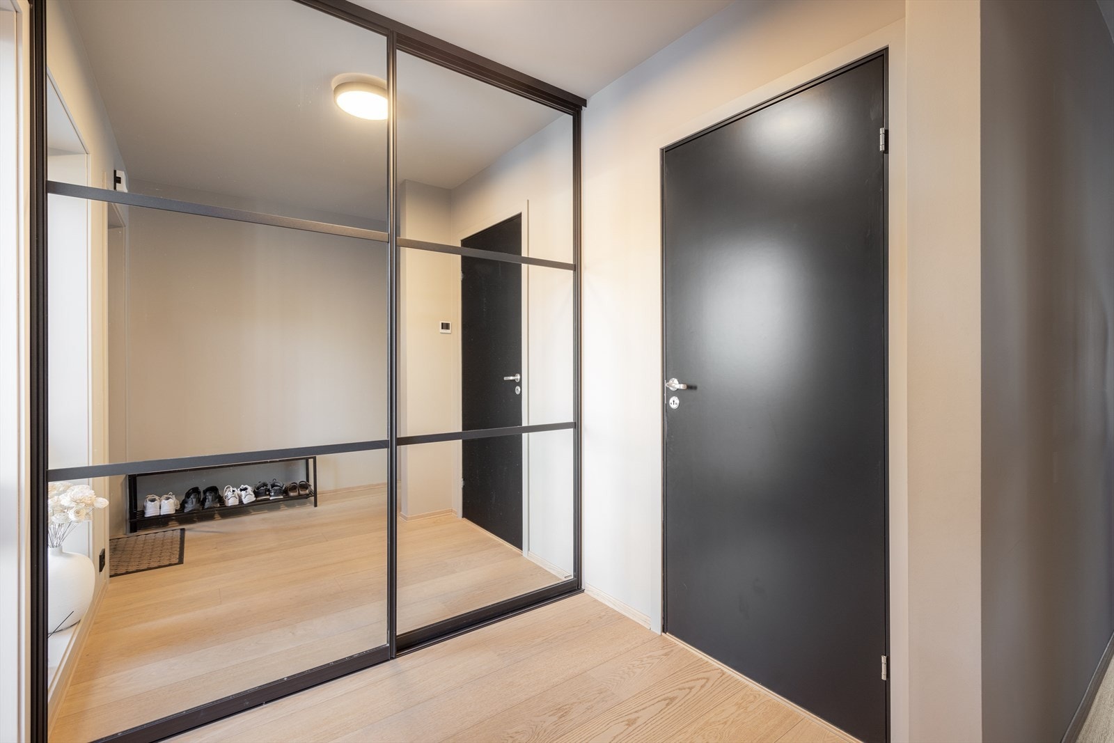 Det flotte parkettgulvet er videreført inn i etasjen og gir en fin helhet. Hele etasjen har vannbåren varme i gulvet. Inntil entrèen ligger teknisk rom. Galleribilde