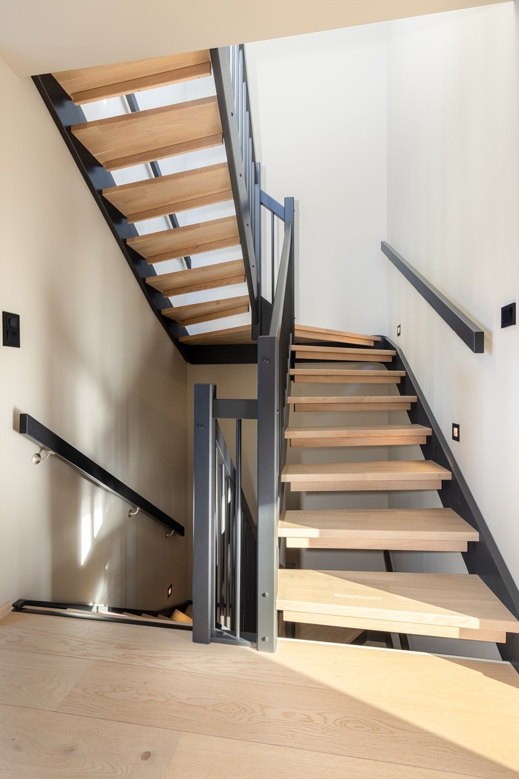 Boligens trapp er også oppgradert og tilpasset for å matche den gjennomførte stilen på en bra måte. Galleribilde