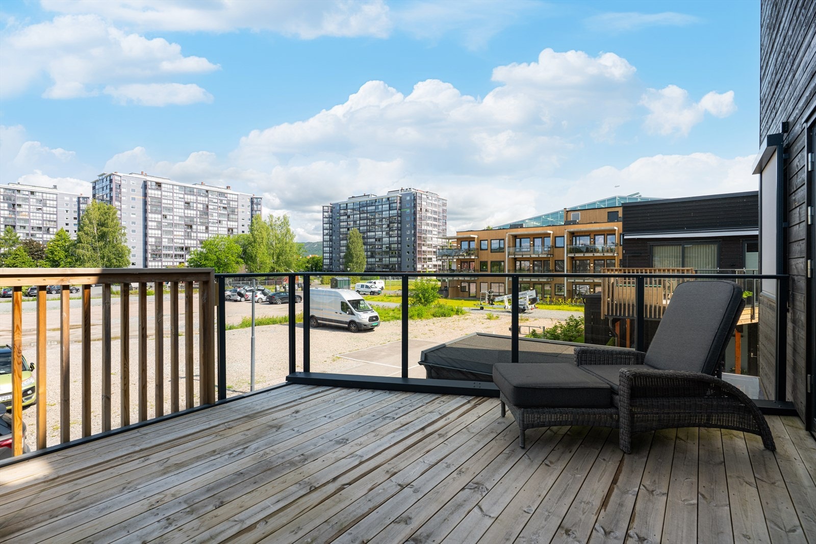 Det er også en deilig terrasse i 2. etasje, med både glass- og spilerekkverk. Galleribilde