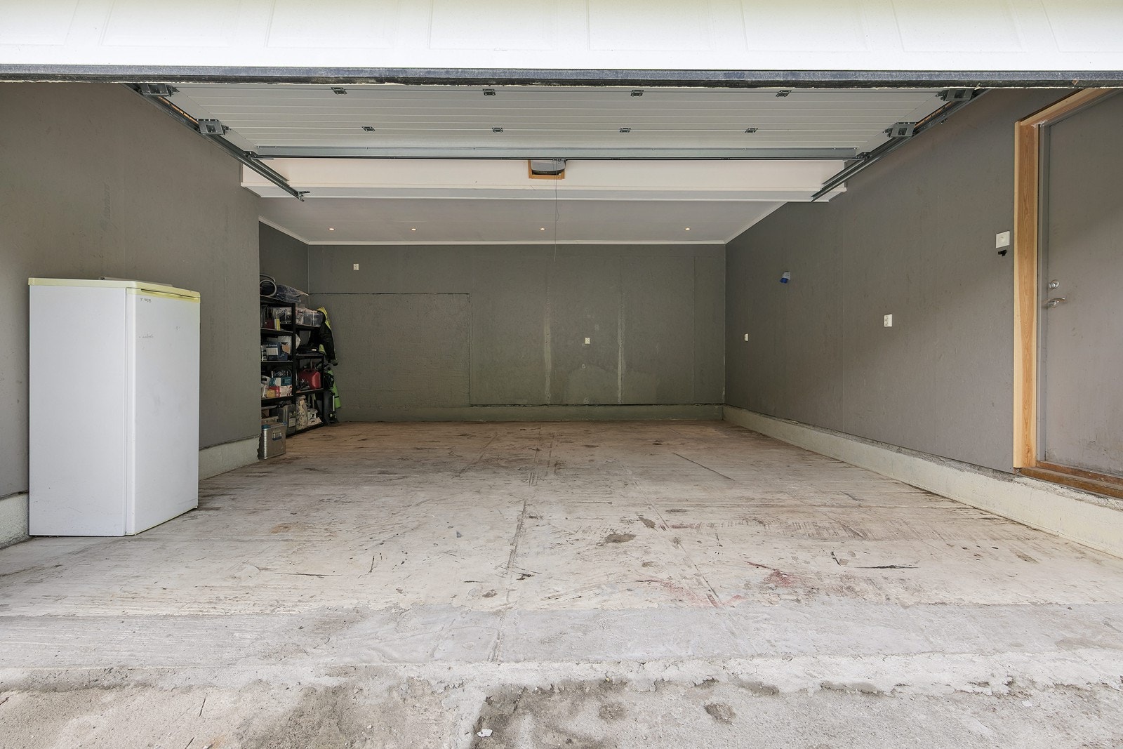 Parkeringen er god, og i 2017 ble det oppført en stor garasje på ca. 40 kvm. Galleribilde