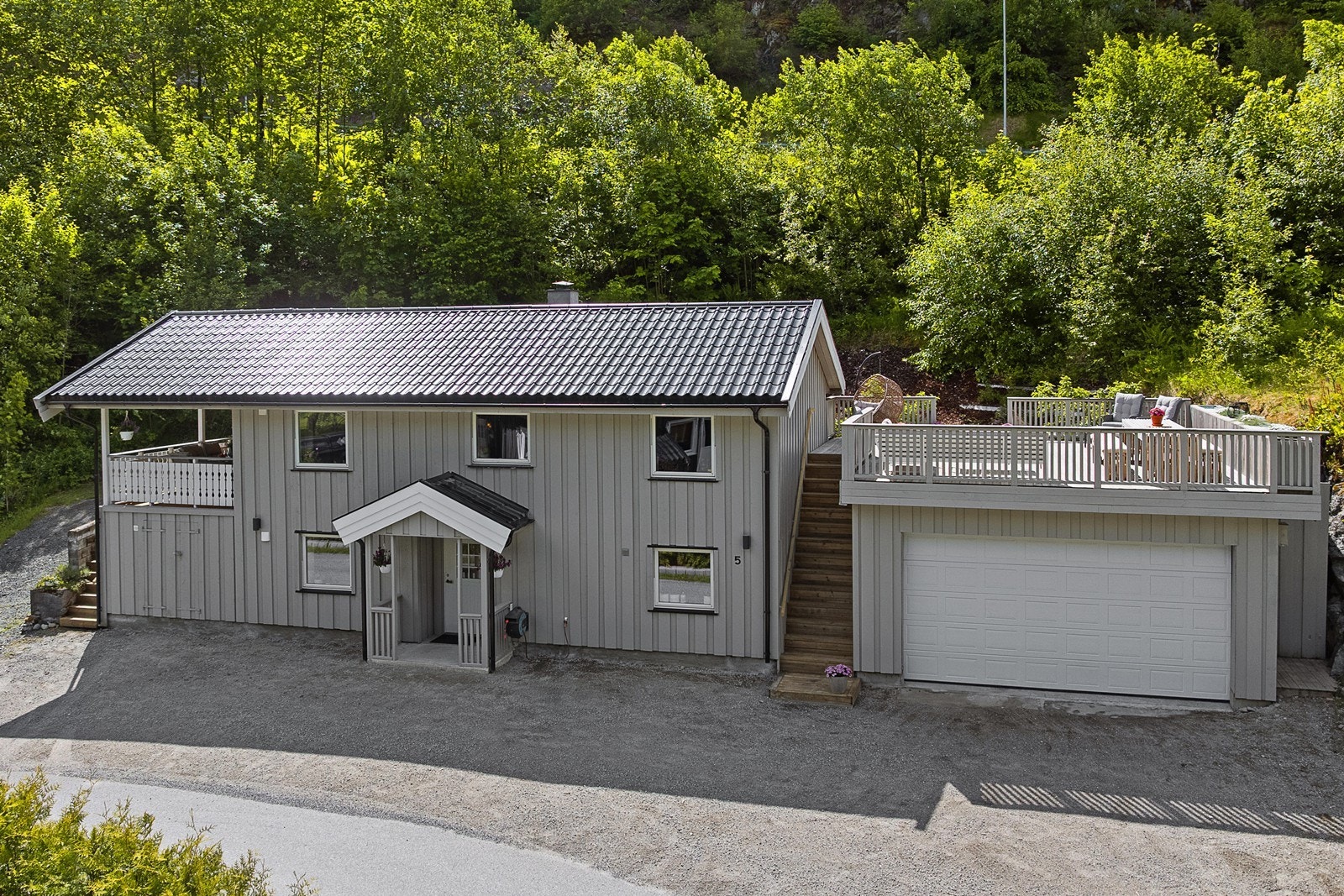 På inngangssiden har tomten en gruslagt gårdsplass for ytterligere parkering. Galleribilde
