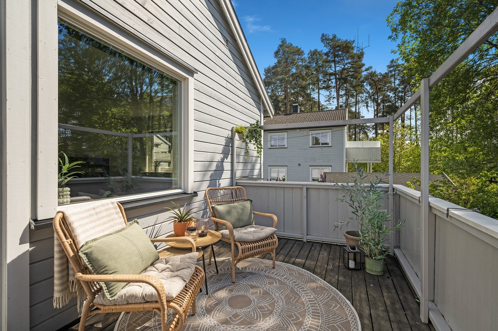 Verandaen har plass til både sittegruppe og grill etc. Galleribilde