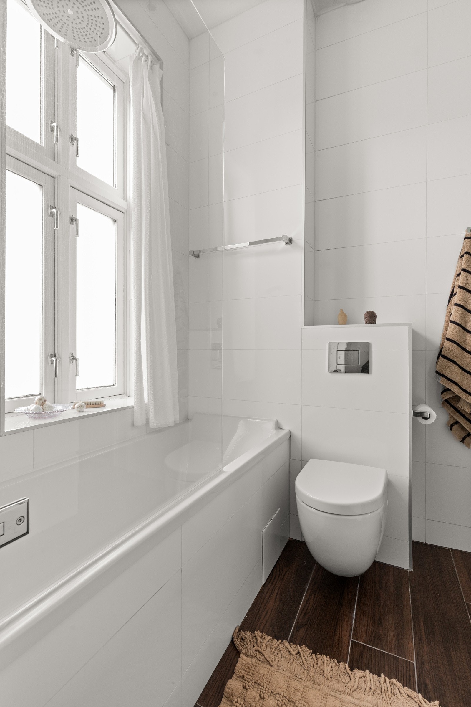 Badet er videre innredet med vegghengt toalett og badekar med dusjarmatur. Galleribilde