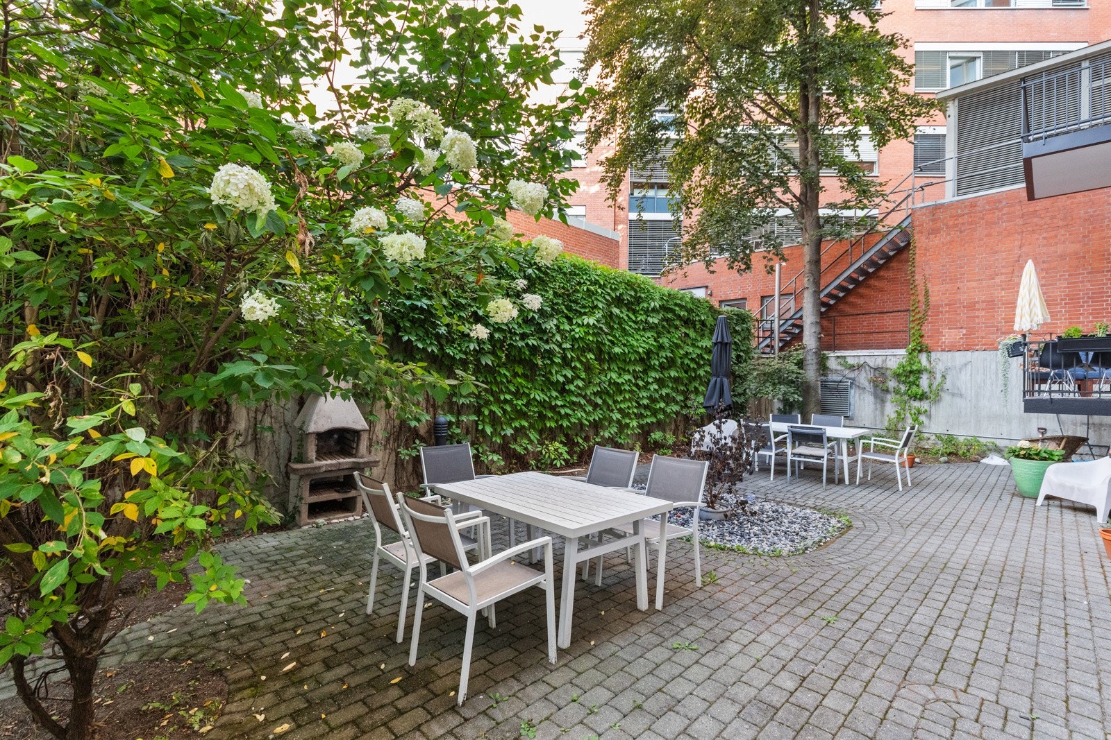 Sameiet har en hyggelig felles bakgård med sittegrupper. Galleribilde