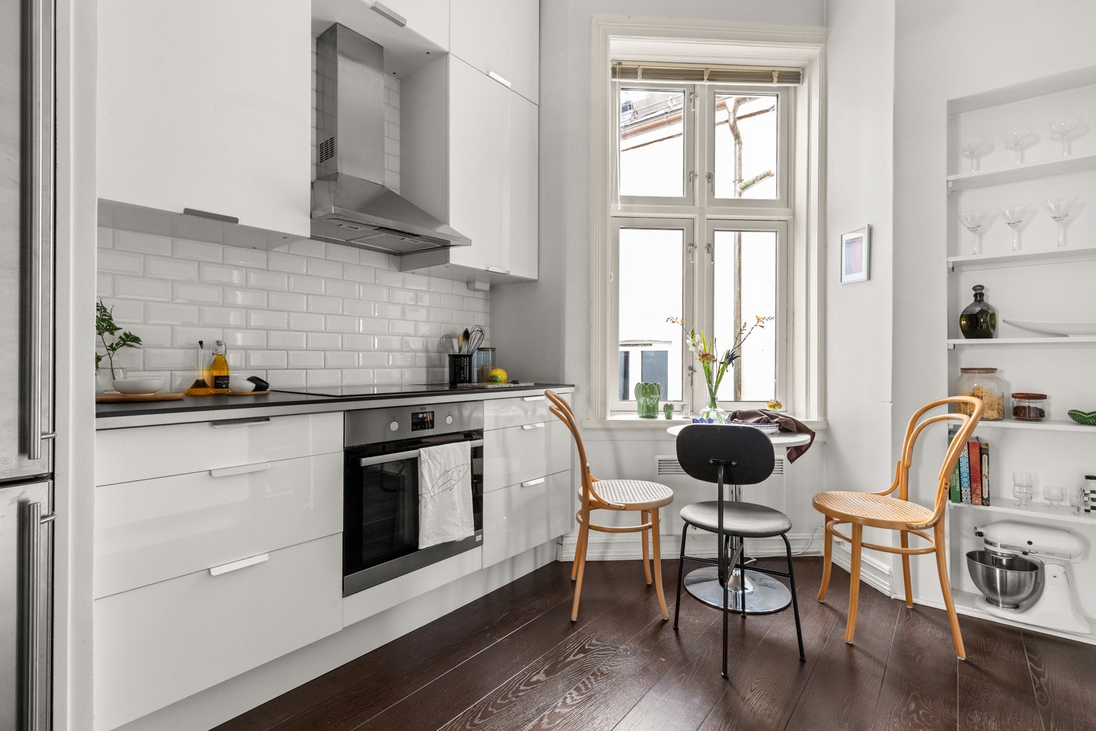 Kjøkkenet har en moderne innredning med slette fronter. Galleribilde