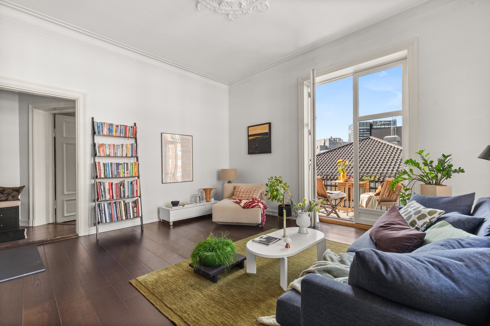 Den generøse takhøyden kombinert med lyse, delikate fargevalg sørger for en behagelig atmosfære. Galleribilde