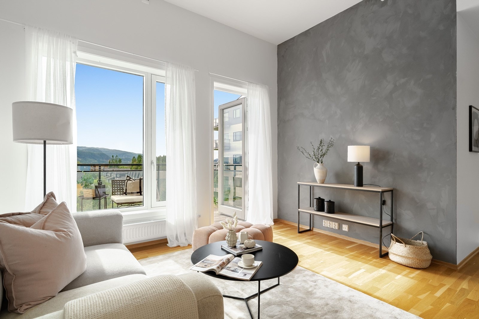 Stuen har en stilren utførelse med lyse overflater og moderne gulv - lett å møblere etter ønske. Galleribilde