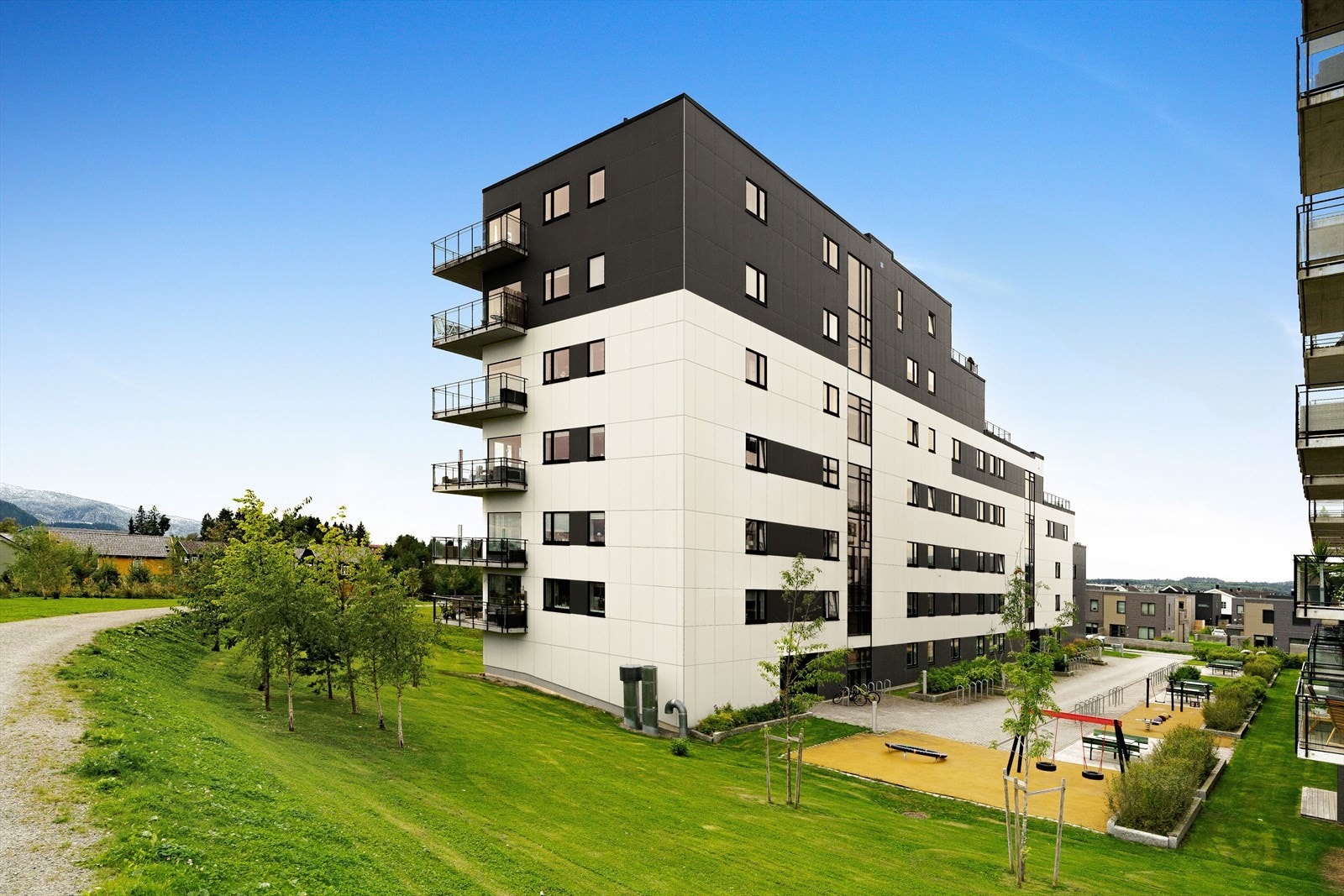 Dagligvarebutikker som Bunnpris Tonstad og Rema 1000 ligger innen få minutters kjøring, og i tillegg er det kort vei til StorM Senter og øvrige servicetilbud på Tiller. Galleribilde