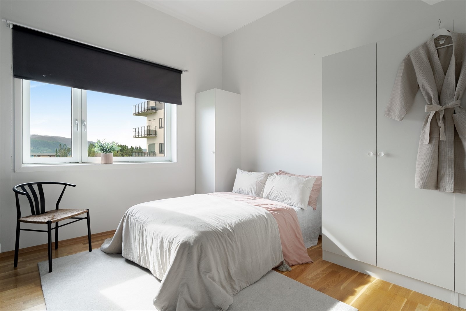 Det største soverommet har god plass til dobbeltseng, garderobeskap og annen oppbevaring. Galleribilde