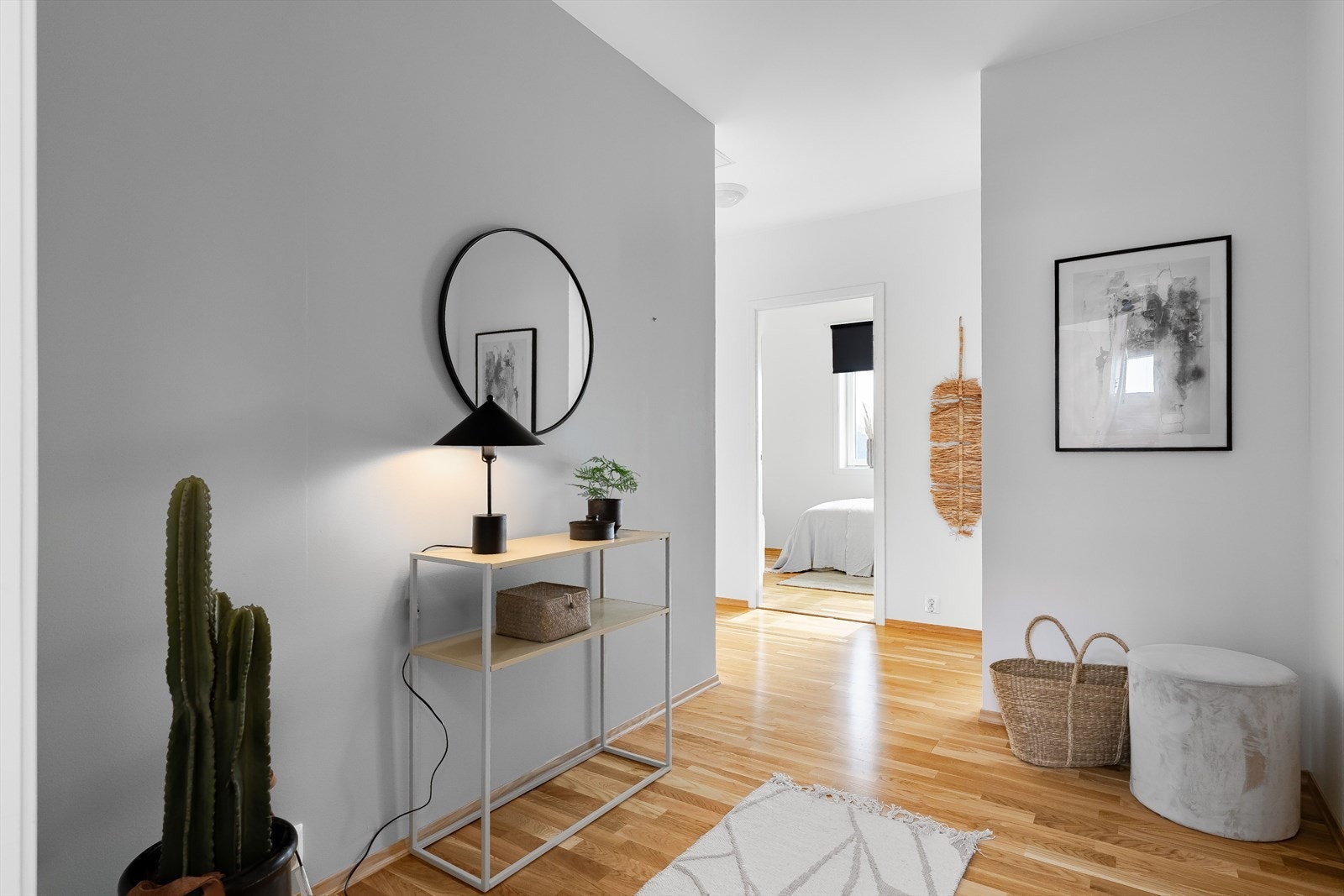 Leiligheten har en romslig entré med plass til oppbevaring av yttertøy og sko. Galleribilde