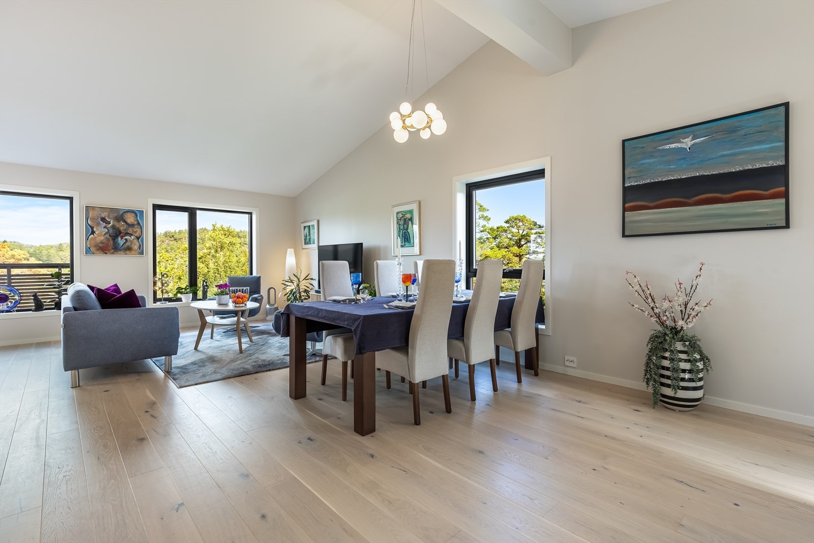 Ekstraordinær takhøyde i andre etasje. Galleribilde