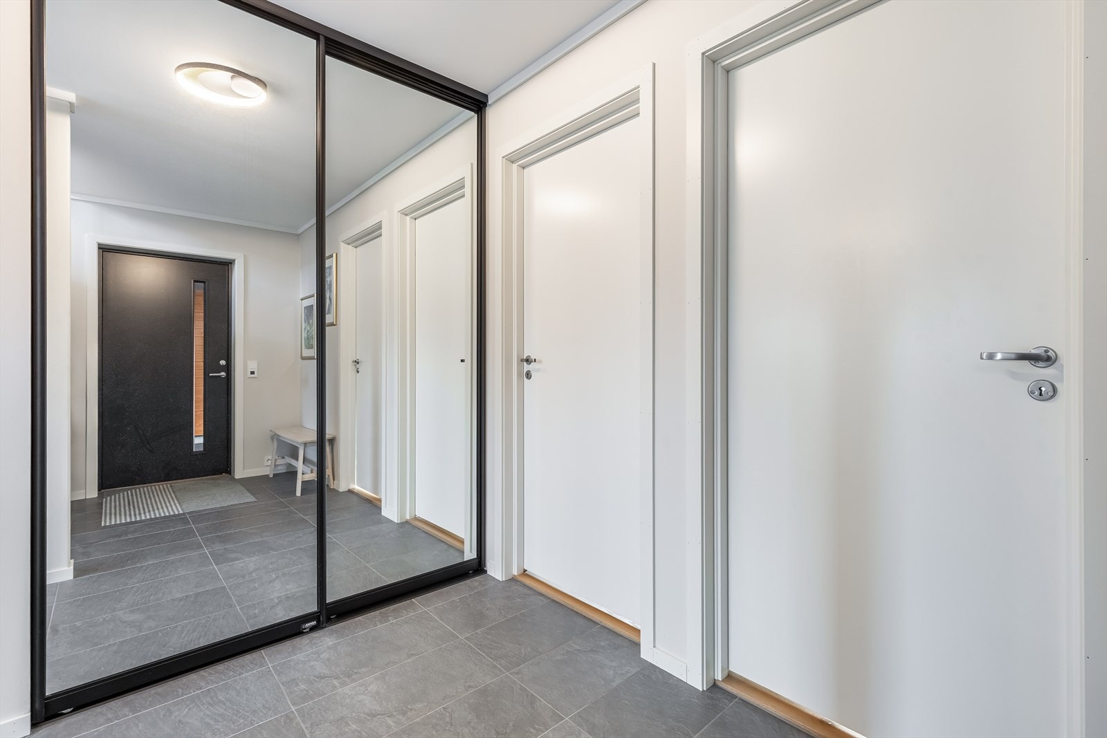 Tre Amiga skyvedørsgarderober, en med speil i entrè og på to av soverommene med fronter i samme farge som rommene. Galleribilde