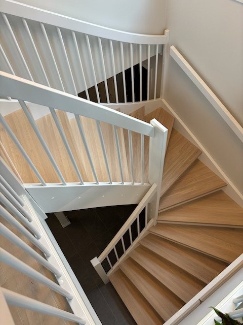 Trapp med hele eikestaver i trinnene og hvitmalte gelendre. Galleribilde