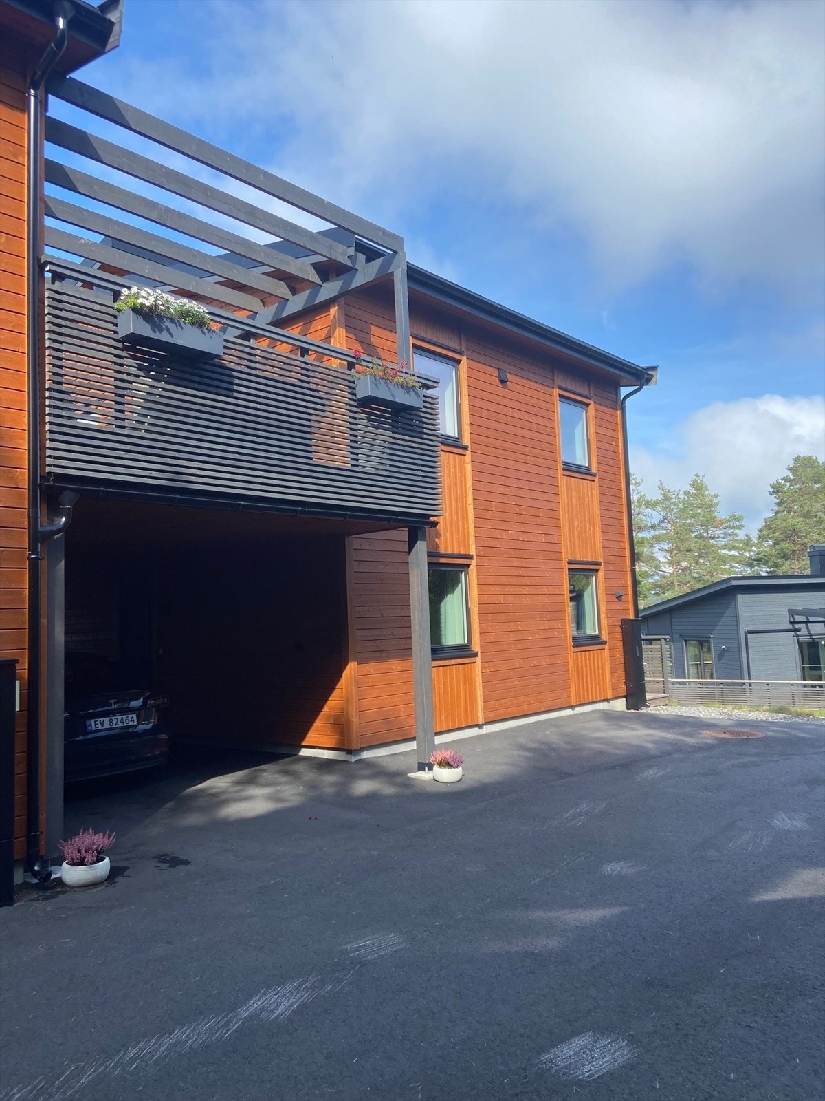 Carport med lader til elbil. Galleribilde