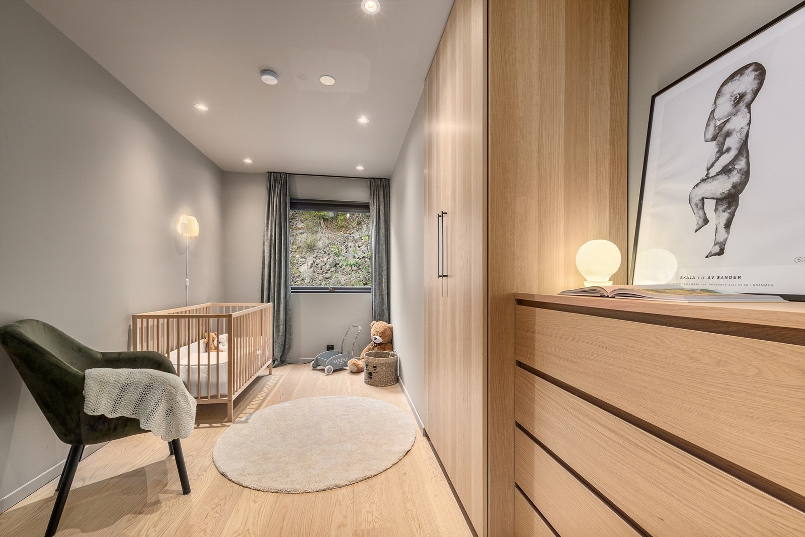 Soverom 2 er noe mindre, men like fullt godt. Dette fungerer utmerket som barnerom. Galleribilde