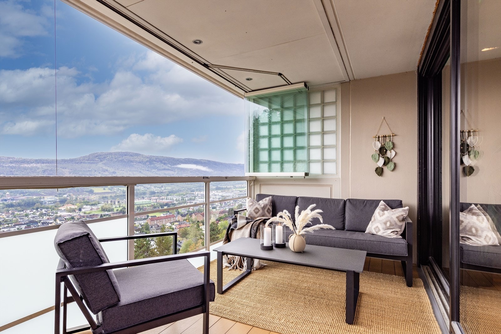 Fra stuen er det videre utgang til en flott innglasset balkong på hele 15kvm. Galleribilde