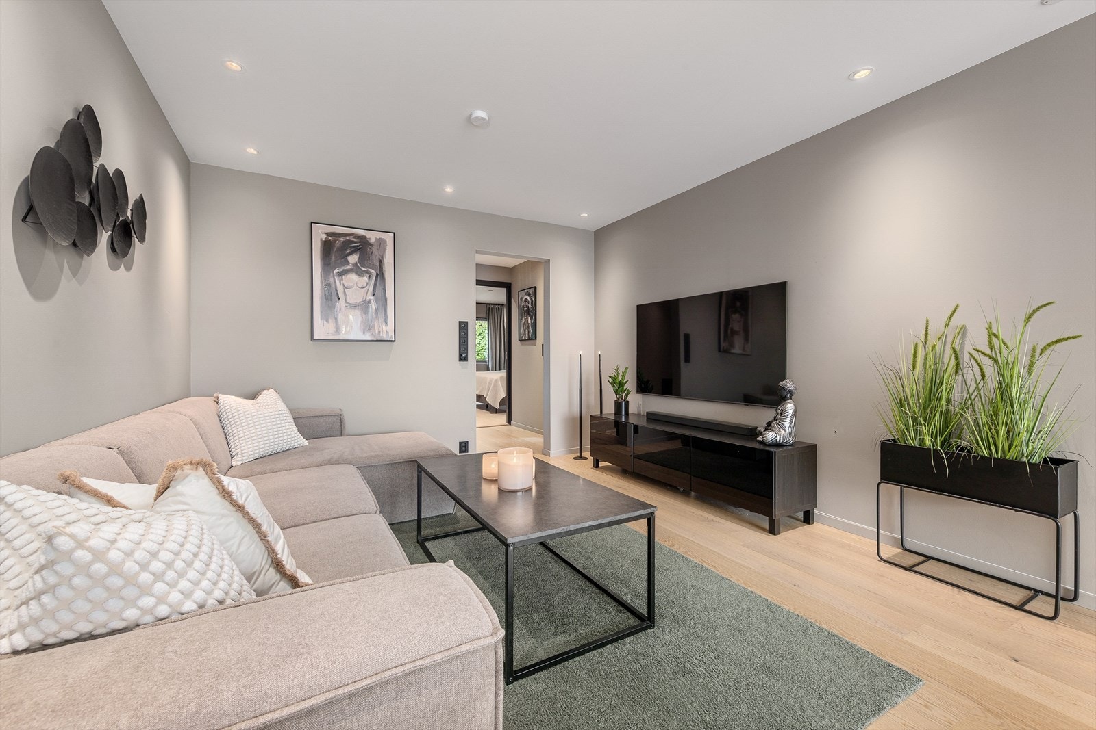 Sofakroken finner fort sin naturlige plass i rommet, og tv-en kan med fordel plassere mot/på vegg. Galleribilde