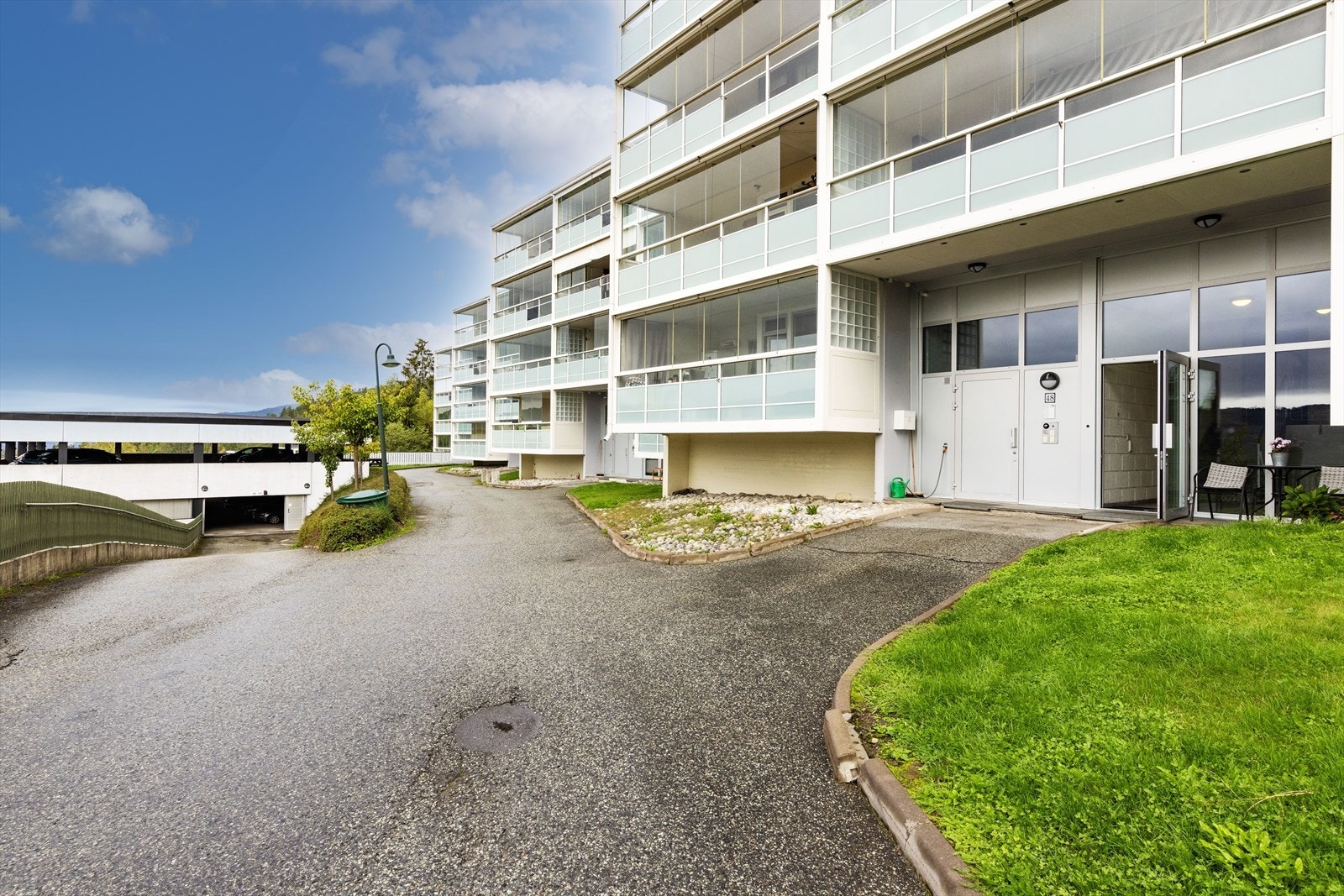 Et hyggelig felles inngangsparti ønsker deg velkommen hjem. Galleribilde