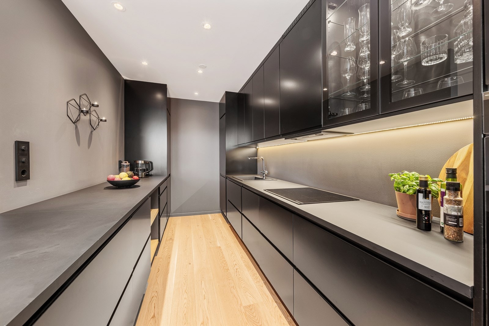 I innredningen er det integrert stekeovn, platetopp, micro, oppvaskmaskin og kjøl/frys. Galleribilde