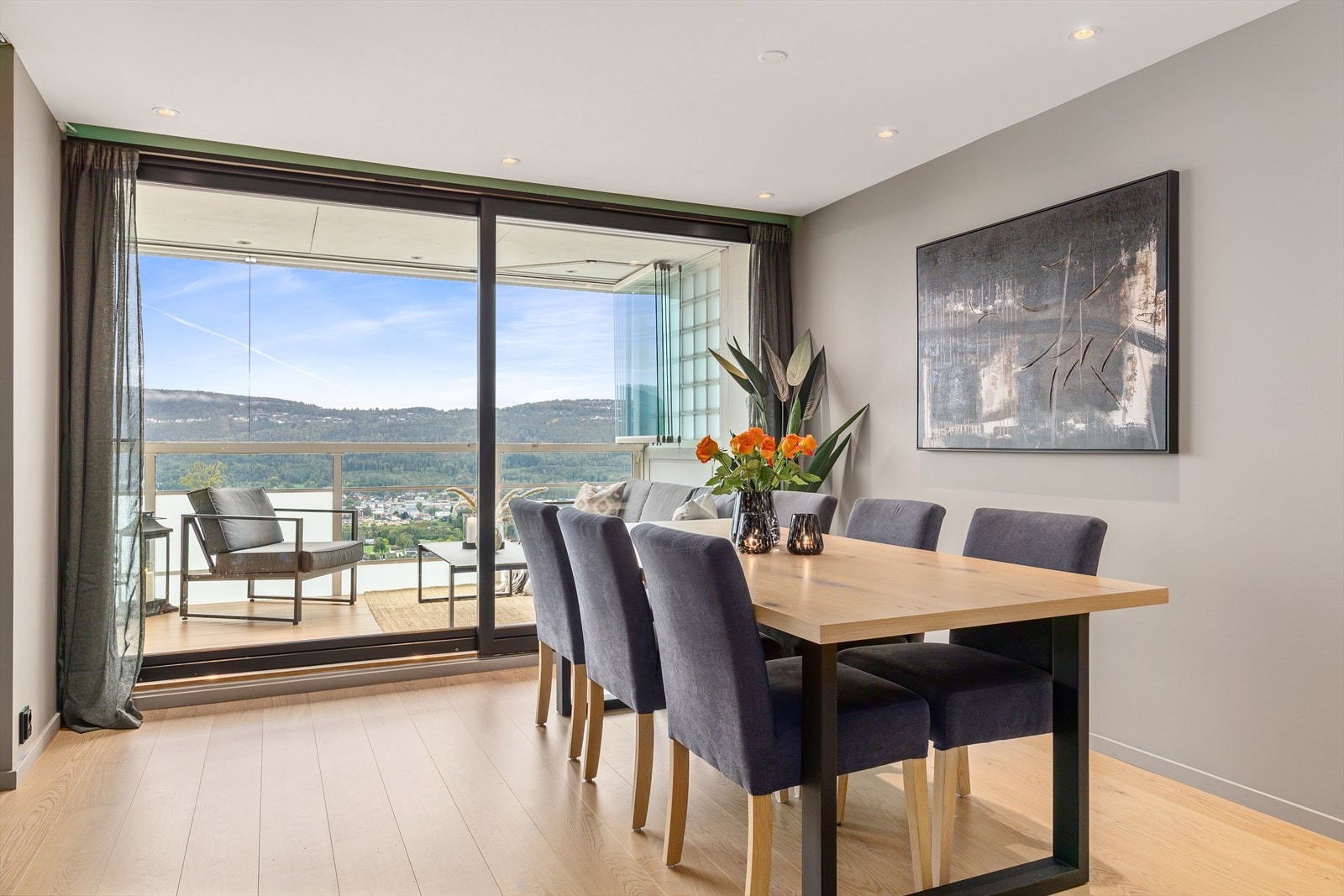 Gode vindusflater sørger for at rommet får godt med naturlig lys. Galleribilde