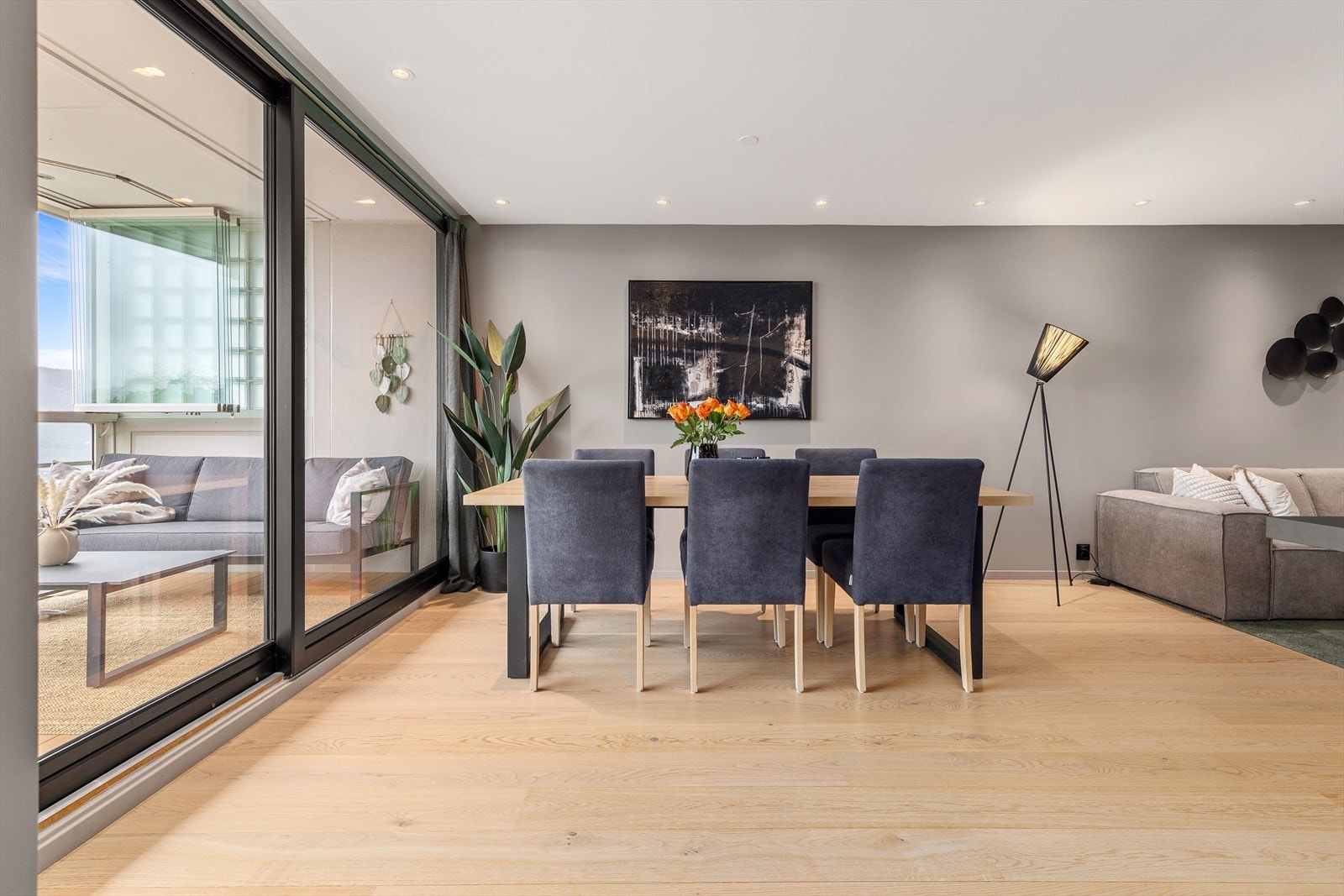 Grunnpakke tv/internett er inkludert i felleskostnadene. Galleribilde