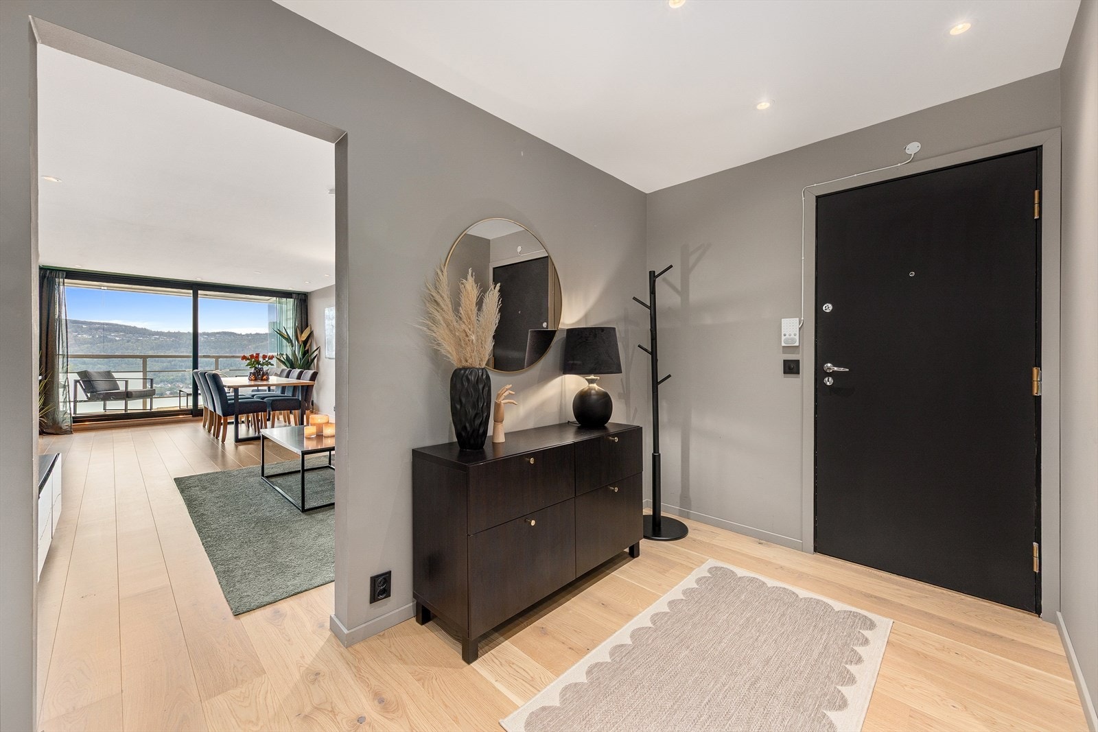 Lys og hyggelig entré med plass for garderobe- og opphengsløsninger. Galleribilde