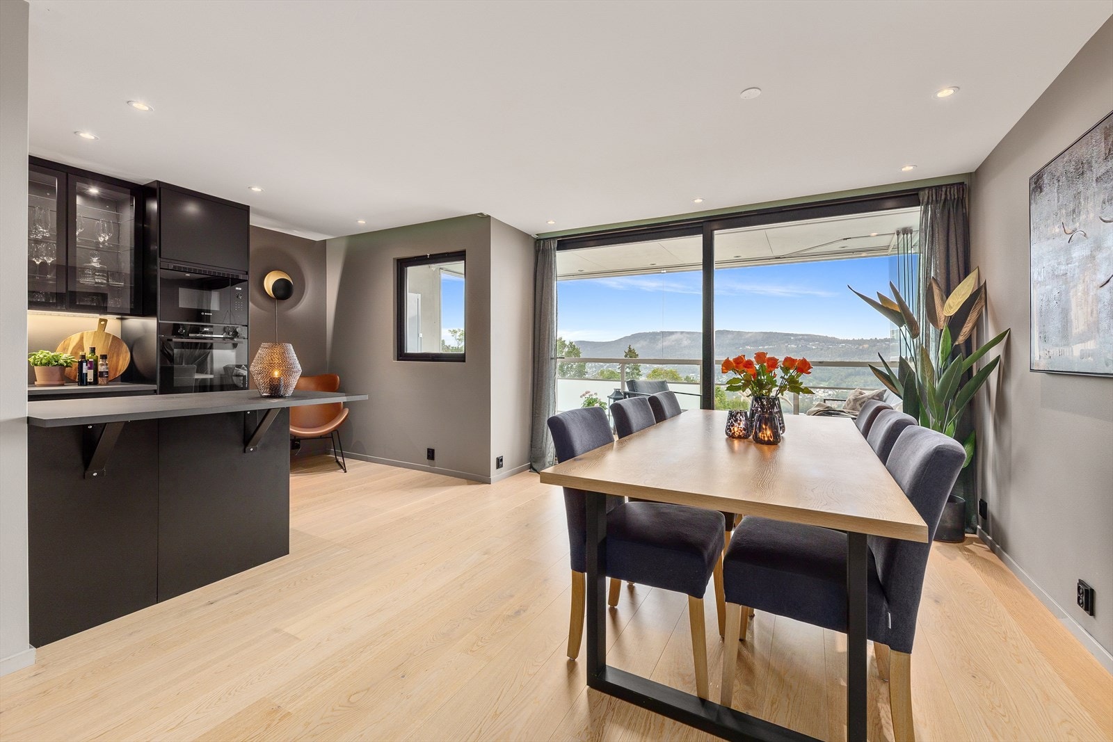 Spisegruppen tar plass i egen sone og inviterer til sosiale og hyggelige måltider med kjent og kjære. Galleribilde