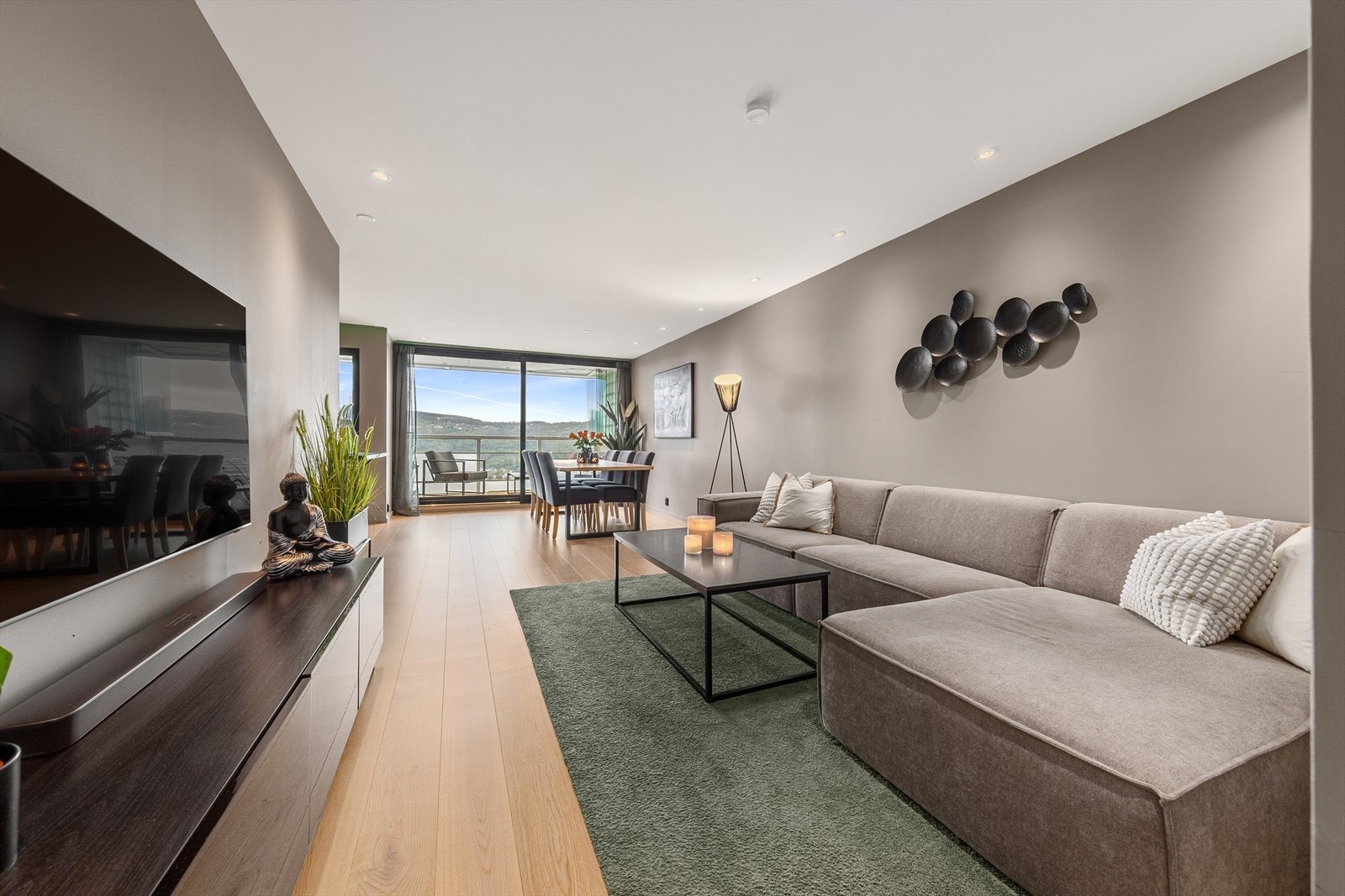 Vi beveger oss videre inn i en lys og innbydende stue. Galleribilde