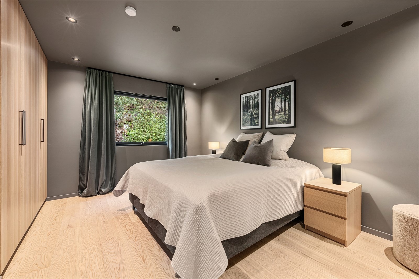 Romslig hovedsoverom med god plass for dobbeltseng og nattbord. Galleribilde