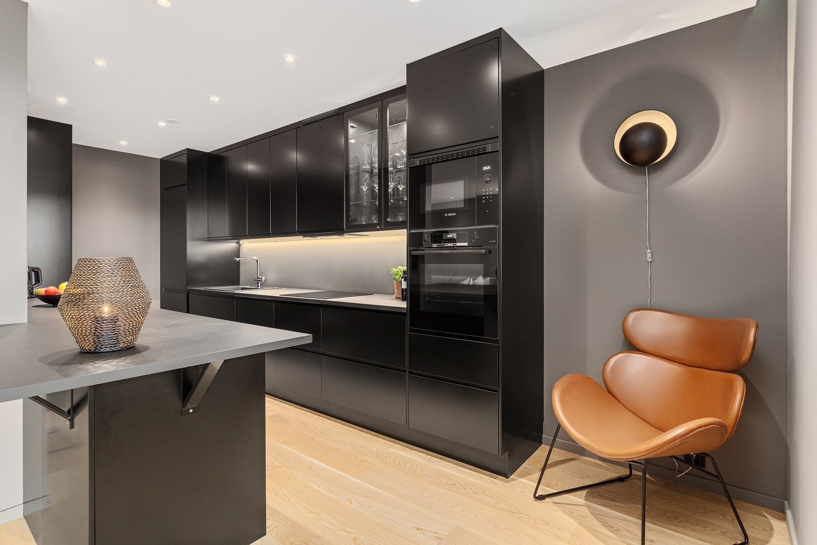 Her har en alt en måtte trenge av både skap-, skuff- og benkeplass. Galleribilde