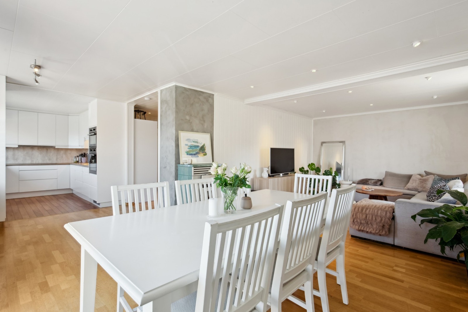 Åpen stue/kjøkken løsningen som gir en luftig følelse Galleribilde