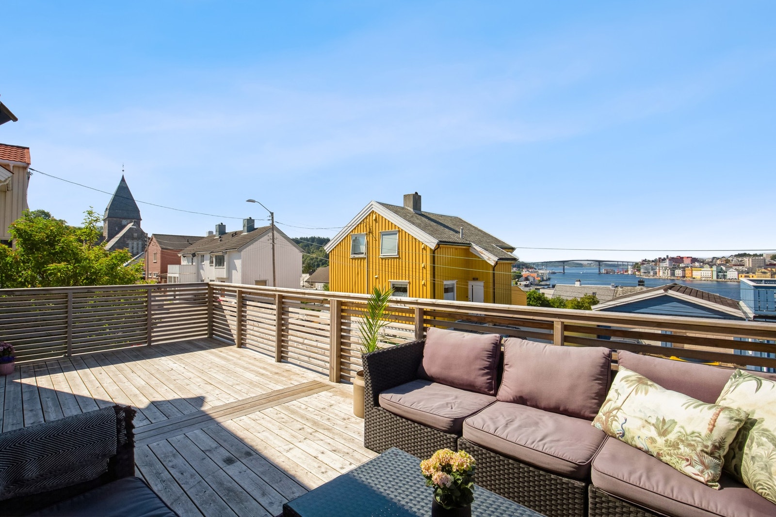 Ali Khoshnau ved EiendomsMegler 1 har gleden av å presentere Kirkegata 9B! Galleribilde